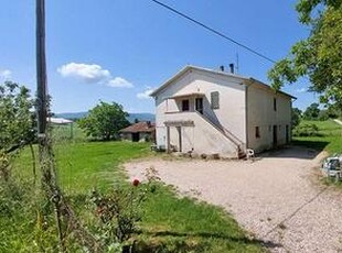 AMPIO CASALE SINGOLO CON TERRENO A SPOLETO