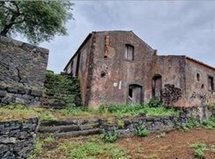 Antico casale con terreno a Piedimonte Etneo