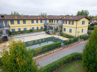 Appartamento al piano terra in borgo di pregio con piscina