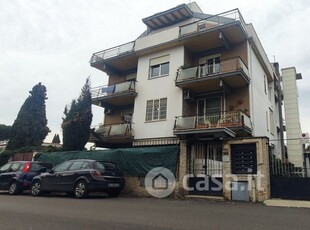 Appartamento in Vendita in Via al Quarto Miglio 112 a Roma