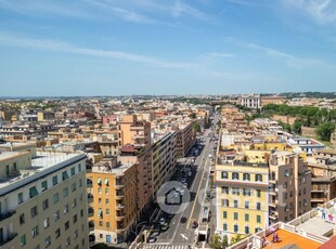 Appartamento in Vendita in Via la Spezia a Roma