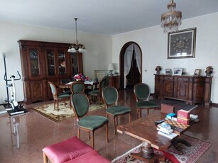 Casa Bi - Trifamiliare in Vendita a Castagnaro Menà Vallestrema
