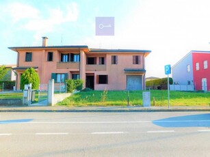 Casa Bi - Trifamiliare in Vendita a Villa Estense Villa Estense - Centro
