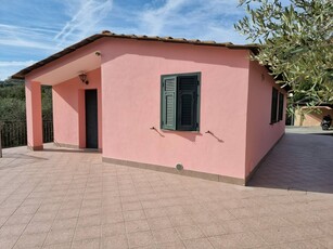 Casa indipendente con terrazzo a Imperia