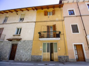 Casa indipendente in Vendita a Rivarolo Canavese Rivarolo Canavese - Centro