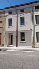 Casa indipendente in Vendita in Corso Umberto 11 a Albaredo d'Adige