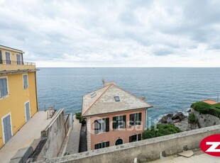 Casa indipendente in Vendita in Via Andrea Provana di Leyni a Genova