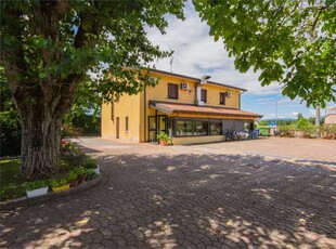 edificio-stabile-palazzo in Vendita ad Desenzano del Garda - 800000 Euro