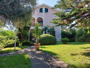 Esclusiva villa con giardino 800 mq - belfrontizio