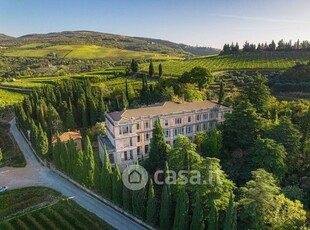 Palazzo in Vendita in Via Grola a Sant'Ambrogio di Valpolicella