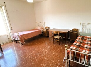 Posto letto in affitto in appartamento con 3 camere da letto a Roma