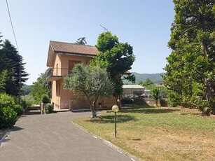 San cesareo: villa unifamiliare con giardino