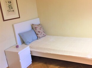 Stanza in affitto in appartamento con 8 camere da letto a Firenze