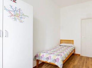 Stanza in appartamento con 2 camere da letto a Turro, Milano