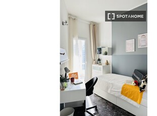 Stanze in affitto in un appartamento con 5 camere da letto a Torino