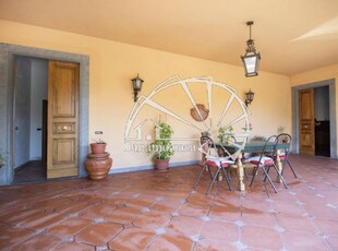 Villa in Vendita a Prato Tobbiana