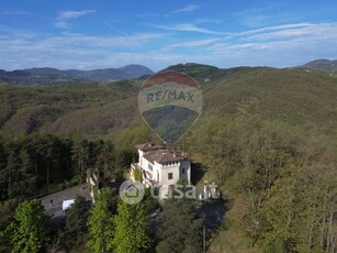 Villa in Vendita in a Varano de' Melegari