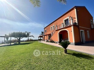 Villa in Vendita in Via San Giorgio a Calatabiano