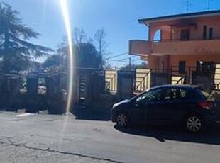 Villa singola pedara 360 mq su 3 livelli divisibil