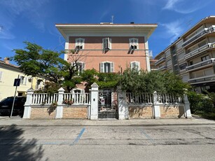 Villa vista mare, Porto San Giorgio piazza mentana