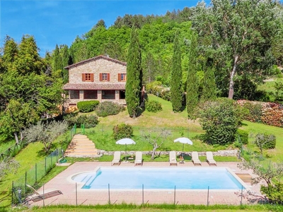 Casa a Assisi con terrazza, giardino e piscina