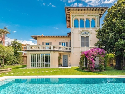 Esclusiva villa di 500 mq in vendita Viale Roma, Pietrasanta, Lucca, Toscana