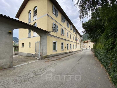 Edificio-Stabile-Palazzo in Vendita ad Varallo - 230000 Euro