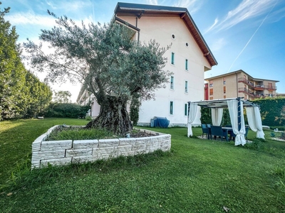 Appartamento di lusso di 160 m² in vendita Viale Sant'Aquilino, 4/G, Varedo, Lombardia