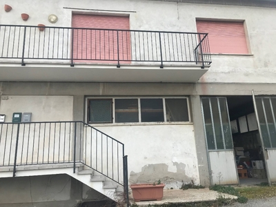 Appartamento a Fermo, 6 locali, 1 bagno, giardino privato, posto auto