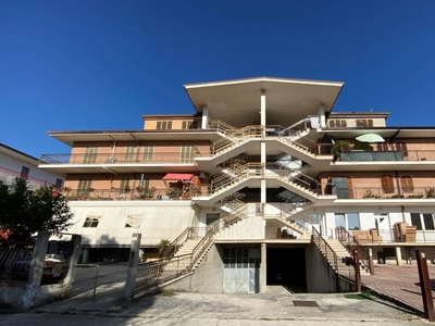 Appartamento a Ponzano di Fermo, 5 locali, 2 bagni, 140 m², 2° piano