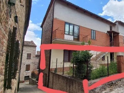 Appartamento in Bramante, Santa Vittoria in Matenano, 5 locali, 88 m²
