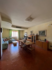Appartamento in Via Campania, Montegiorgio, 5 locali, 1 bagno, con box