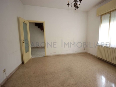 Appartamento in Via Eugenio Chiesa, Massa, 8 locali, 1 bagno, 170 m²