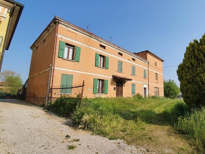 Casa indipendente a Bagnolo San Vito, 18 locali, 2 bagni, posto auto