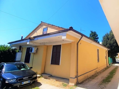 Casa indipendente a Frosinone, 6 locali, 1 bagno, giardino privato