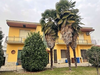 Casa indipendente a Galliate, 4 locali, 2 bagni, giardino in comune