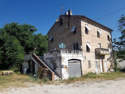 Casa indipendente a Magliano di Tenna, 10 locali, 1 bagno, 273 m²