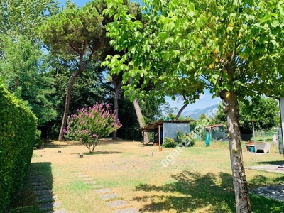 Casa indipendente a Massa, 4 locali, 1 bagno, giardino privato, 85 m²