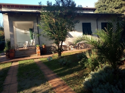 Casa indipendente a Massa, 7 locali, 2 bagni, giardino privato, 150 m²