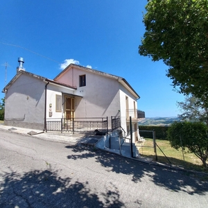 Casa indipendente a Montefalcone Appennino, 10 locali, 2 bagni, 200 m²