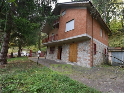 Casa indipendente in Via f. durante, Montefortino, 9 locali, 2 bagni