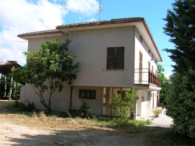 Casa indipendente a Monteleone di Fermo, 5 locali, 670 m², buono stato