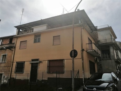 Casa indipendente a Pontecorvo, 6 locali, 1 bagno, 133 m², camino