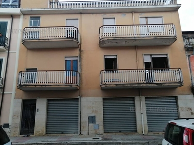 Casa indipendente a Pontecorvo, 8 locali, 2 bagni, garage, arredato