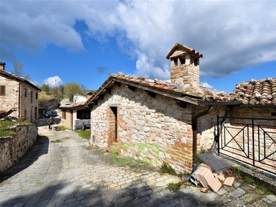 Casa indipendente in Lo. Capovalle, Amandola, 4 locali, 1 bagno, 70 m²