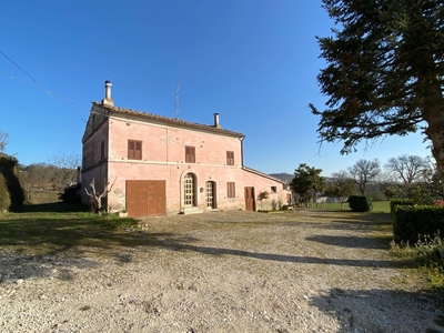 Casa indipendente in Via Enrico Fermi, Falerone, 12 locali, 2 bagni