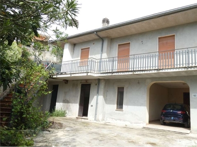 Casa indipendente in VIA IMPRADESSA, Frosinone, 7 locali, 2 bagni