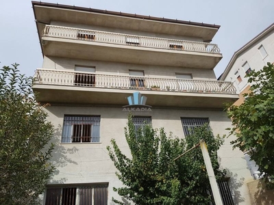 Casa indipendente a Montegranaro, 10 locali, 1 bagno, arredato, 500 m²