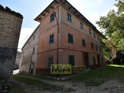 Casa indipendente in Villa garulla inferiore, Amandola, 16 locali