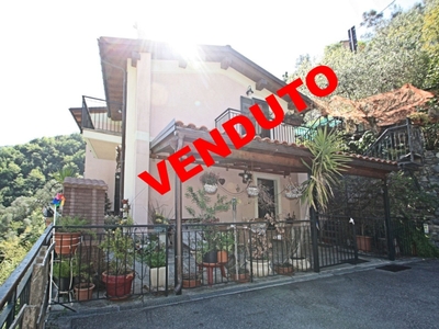 Casa semindipendente ad Avegno, 6 locali, 2 bagni, garage, 85 m²